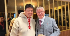 Dong Fangzhuo kể về việc gặp lại Sir Alex Ferguson: Ông trông rất ổn và vẫn quan tâm đến các cầu thủ như xưa