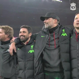 Mọi người đều xứng đáng được tín nhiệm! Klopp yêu cầu toàn thể nhân viên tham gia ăn mừng và mọi người đều hát YNWA