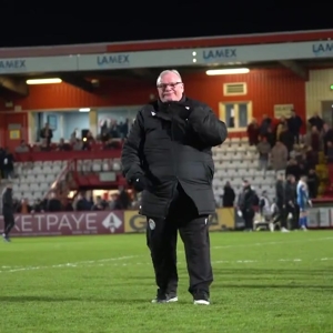 [Farmer Three Punch Phiên bản dễ thương] Huấn luyện viên trưởng đội Stevenage tại English League One giao lưu với người hâm mộ sau khi giành chiến thắng trong trận đấu