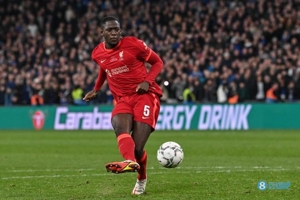 Konate: Tôi bị các đồng đội ở Liverpool trêu chọc khi đọc truyện tranh về chiến đấu trước các trận đấu để lấy lại tinh thần.