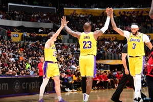 Bốn trong số năm cầu thủ ra sân của Lakers hôm nay đã ghi được hơn 25 điểm lần đầu tiên trong lịch sử đội kể từ năm 1971!