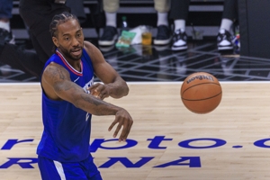 Kawhi đã chơi 65 trận trong mùa giải này và đủ điều kiện cạnh tranh các giải thưởng cá nhân. Lần cuối cùng anh ấy chơi hơn 65 trận trong một mùa giải là 7 năm trước.