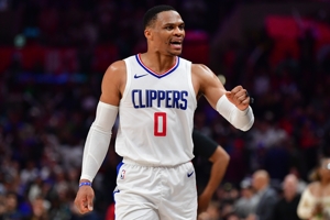 Tay nóng quá! Westbrook thực hiện 8 trong số 11 cú sút và ghi được 17 điểm, 5 rebound, 4 kiến ​​​​tạo và 2 lần cướp bóng.