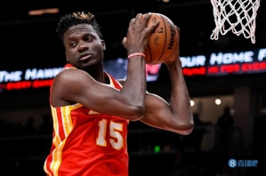 Trụ cột bên trong! Capela ghi được 12 điểm, 14 rebound và 3 block khi bắn 5/8.