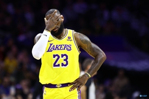 Tỷ lệ chiến thắng của Lakers một lần nữa giảm xuống dưới 50% và tiếp tục đứng thứ 10 tại Western Conference, Warriors có thể vượt lên dẫn đầu nếu giành chiến thắng vào ngày mai