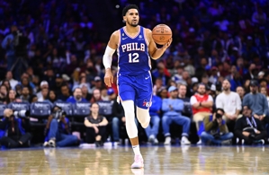 Nó cảm thấy nóng! Tobias Harris ghi được 23 điểm ở 8 trong số 12 cú sút trong hiệp, với điểm cộng trừ là +17