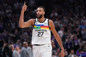 khó! Gobert thực hiện 8 trong số 10 cú sút và đóng góp 21 điểm, 12 rebound và 3 block, với điểm cộng trừ là +13.