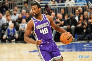 Hãy phạm tội! Harrison Barnes ghi 19 điểm, 2 rebound và 1 kiến ​​tạo trong hiệp một, bắn 7/12 và 3/3 quả ba điểm.