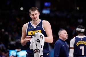 Hiệu quả và linh hoạt! Jokic ghi 26 điểm, 6 rebound và 5 kiến ​​​​tạo ở 10 trong số 13 cú sút trong hiệp.