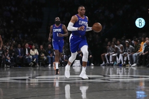 Westbrook: Hạnh phúc và năng lượng rất quan trọng đối với tôi. Các cầu thủ dự bị và người hâm mộ thực sự rất tuyệt vời.