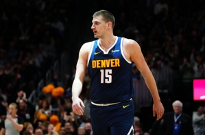 Chỉ cần một pha kiến ​​tạo nữa là bạn sẽ có cú triple-double! Jokic ghi được 24 điểm khi bắn 9 ăn 20, 13 rebound, 9 hỗ trợ và 3 block.