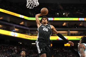 Woj: Spurs sẽ chuyển hợp đồng hai chiều của Dominic Barlow thành hợp đồng chính thức của NBA