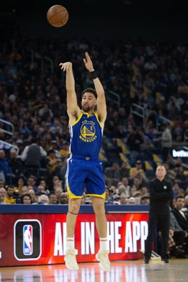 Klay đạt 2.400 cú ném ba điểm trong sự nghiệp, đứng thứ bảy trong lịch sử NBA