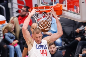 Thay đổi đội hình và đạt được kết quả! Plumlee vào thay Zubac trong hiệp 3 và Clippers giành lại 7 điểm với tỷ số 36-29.