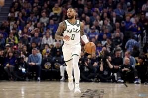 Lấy lại liên lạc của bạn trong quý thứ hai! Lillard ghi được 13 điểm, 1 rebound và 5 kiến ​​​​tạo trong hiệp một khi thực hiện cú sút 5/12.