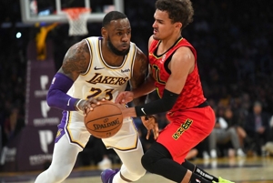 Trae Young: Tôi chỉ ghi trung bình rất nhiều điểm mỗi trận để đạt 10.000 điểm. Mọi người đều nghĩ rằng không ai có thể đánh bại được 40.000 điểm của James.