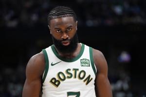 Với đầy đủ lực lượng! Jaylen Brown ghi được 27 điểm, 10 trên 21, 3 trên 7 ba điểm, 3 rebound, 3 kiến ​​​​tạo và 2 cướp.