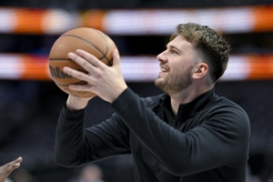 Máy nghiền ghi âm! Doncic vượt qua Terry về thành tích ba điểm trong sự nghiệp, đứng thứ hai trong lịch sử Mavericks