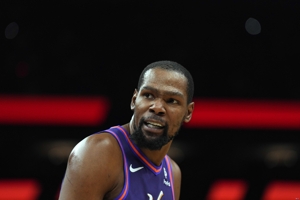 Vào chế độ vùng? Durant đã ghi trung bình 33 điểm, 6,8 rebounds và 1,2 block mỗi trận kể từ tháng 3 và đạt hiệu suất sút 43% từ cự ly 3 điểm.