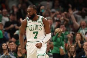 Ghi được 37 điểm khi bắn 14/23 và Celtics đánh bại Suns! Brown: Đây là game hay nhất tôi từng chơi