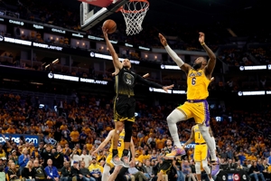 Kong Dexin: Sau khi lông mày rậm rời sân, thế trận nghiêng về phía đội hình nhỏ của Lakers đã trở nên vô dụng.