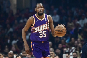 Xuất sắc cả về tấn công lẫn phòng thủ! Durant ghi được 14 điểm, 7 rebound và 4 block khi bắn 5/9 trong hiệp.