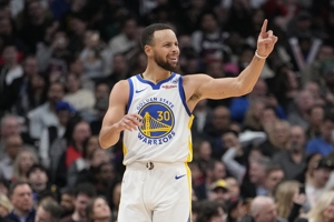 Curry ghi liên tiếp 5 điểm và kết thúc trận đấu bằng một cử chỉ kinh điển! Iguodala nói thêm: Chúc ngủ ngon, ngủ ngon