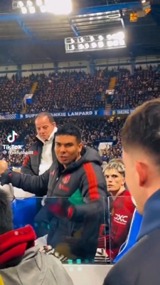 Casemiro bị nghi cản trở CĐV Chelsea khi đang đứng xem bóng. Cầu thủ này xin lỗi và giơ ngón tay cái lên.