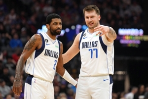 Các ngôi sao Song Tử dẫn đầu đội rượt đuổi điểm! Doncic ghi được 18 điểm, 4 rebound và 4 kiến ​​​​tạo khi sút 5/9 trong hiệp & Irving cũng ghi được 18 điểm