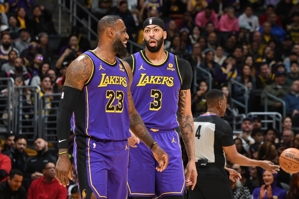 LeBron James bị nghi ngờ trong trận đấu giữa Lakers và Warriors. Người trước vẫn có các triệu chứng giống như cúm và người sau bị đau ở mắt trái.