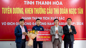 Anh “Hứ” Doãn Ngọc Tân vừa về nước đã được tỉnh Thanh Hoá và bầu Đoan thưởng 300 triệu